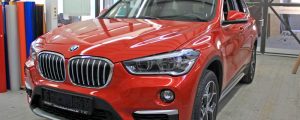 Roter BMW X1 nach der Vollfolierung durch easymedia