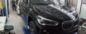 Schwarzer BMW X1 vor der Vollfolierung durch easymedia