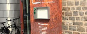 Culinaria Pylon mit integriertem Post- und Speisekartenkasten in Rost-Optik