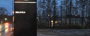 Pylon für die Triumph Filiale in Bielefeld bei Nacht