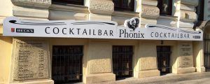 Außenansicht der Cocktailbar Phönix mit neuer Außenwerbung