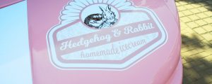 Hedgehog Rabbit Foodtruck Logo auf der Motorhaube