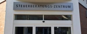 Außenansicht Eingangsbereich Steuerberatungs-Zentrum mit neuem Leuchtkasten und Fensterfolierung