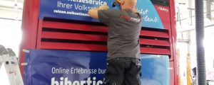 Fachkraft der pkw-folierung.eu beim Bekleben