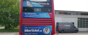 Heckansicht des Doppeldeckerbus der Stadt Magdeburg mit neuer Teilfolierung