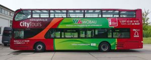 Seitenansicht des Doppeldeckerbus der Stadt Magdeburg mit neuer Teilfolierung