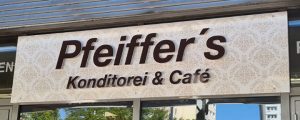 Außenwerbung mit Schriftzug Pfeiffer's Konditorei & Café in Magdeburg
