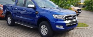 Unfolierter Ford Pick-up in Blau.