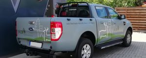 Vollfolierter Ford Pick-up vor easymedia